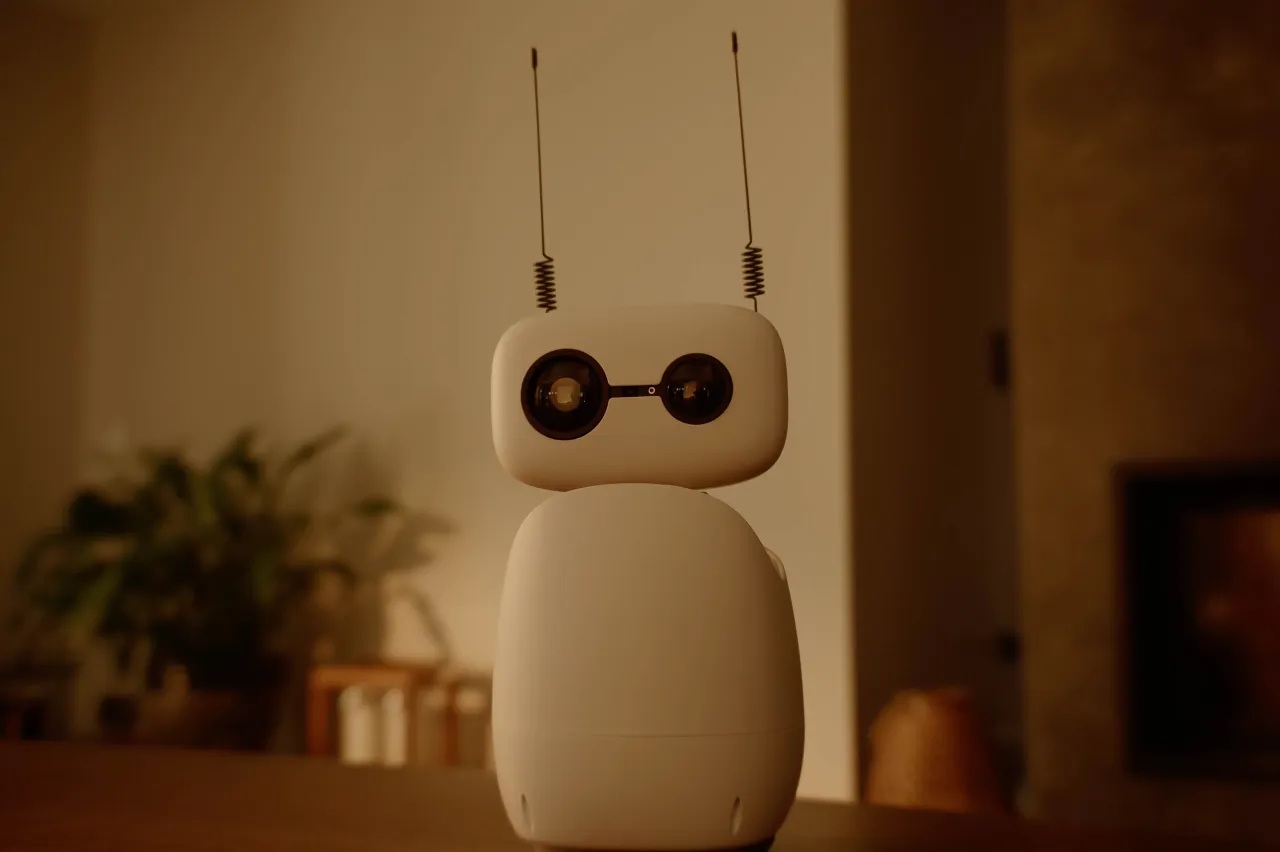 Hugging Face 開放 Reachy Mini 預購:AI 開發者的實體遊樂場來了?